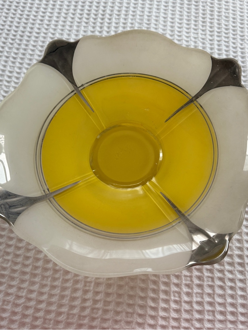 Indiana Glass Yellow Center White Petal Glass Bowl